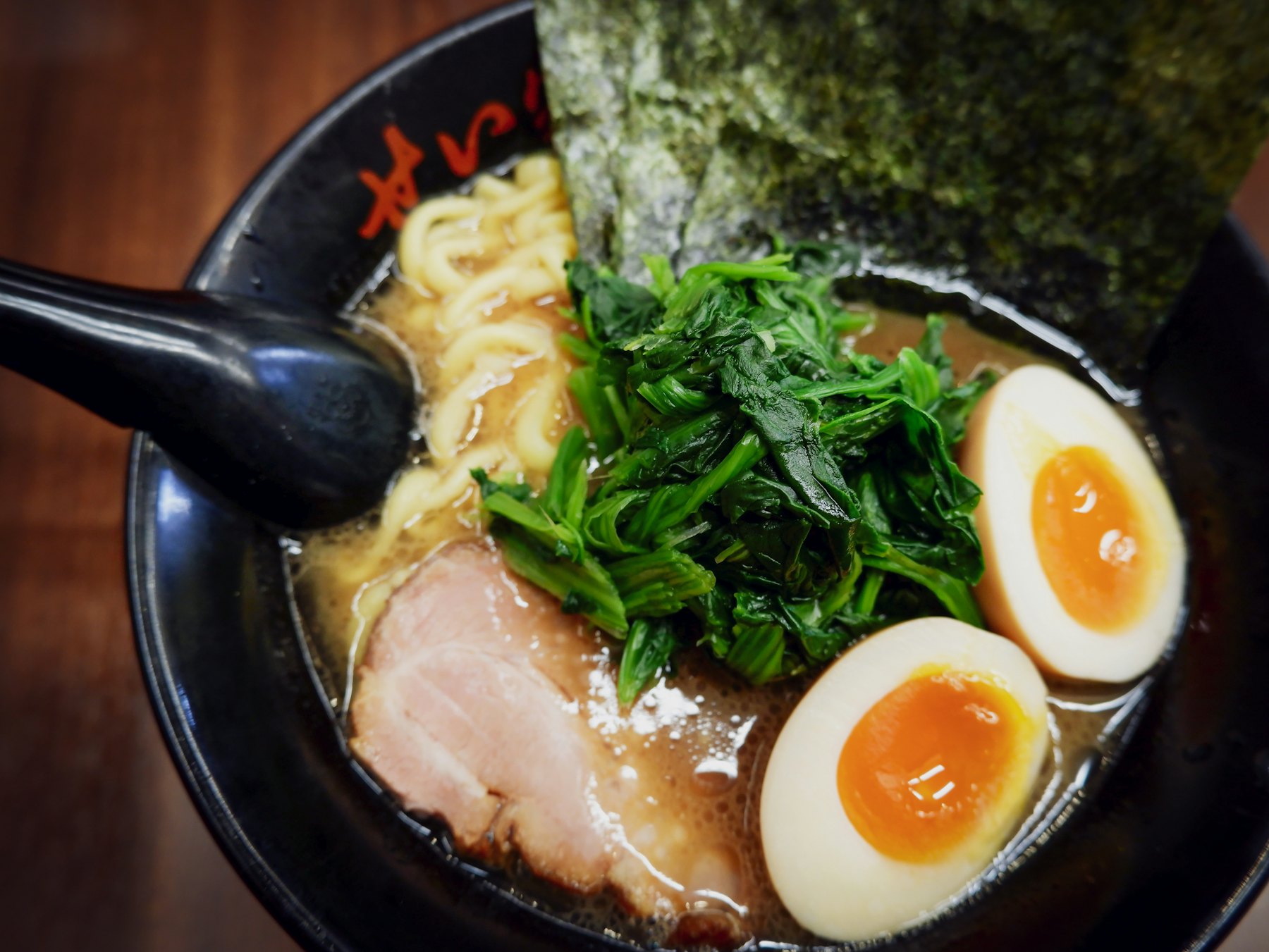 Bol de Kogane Iekei visto desde arriba: nori, espinaca, chashu, dos mitades de huevo marinado y fideo grueso