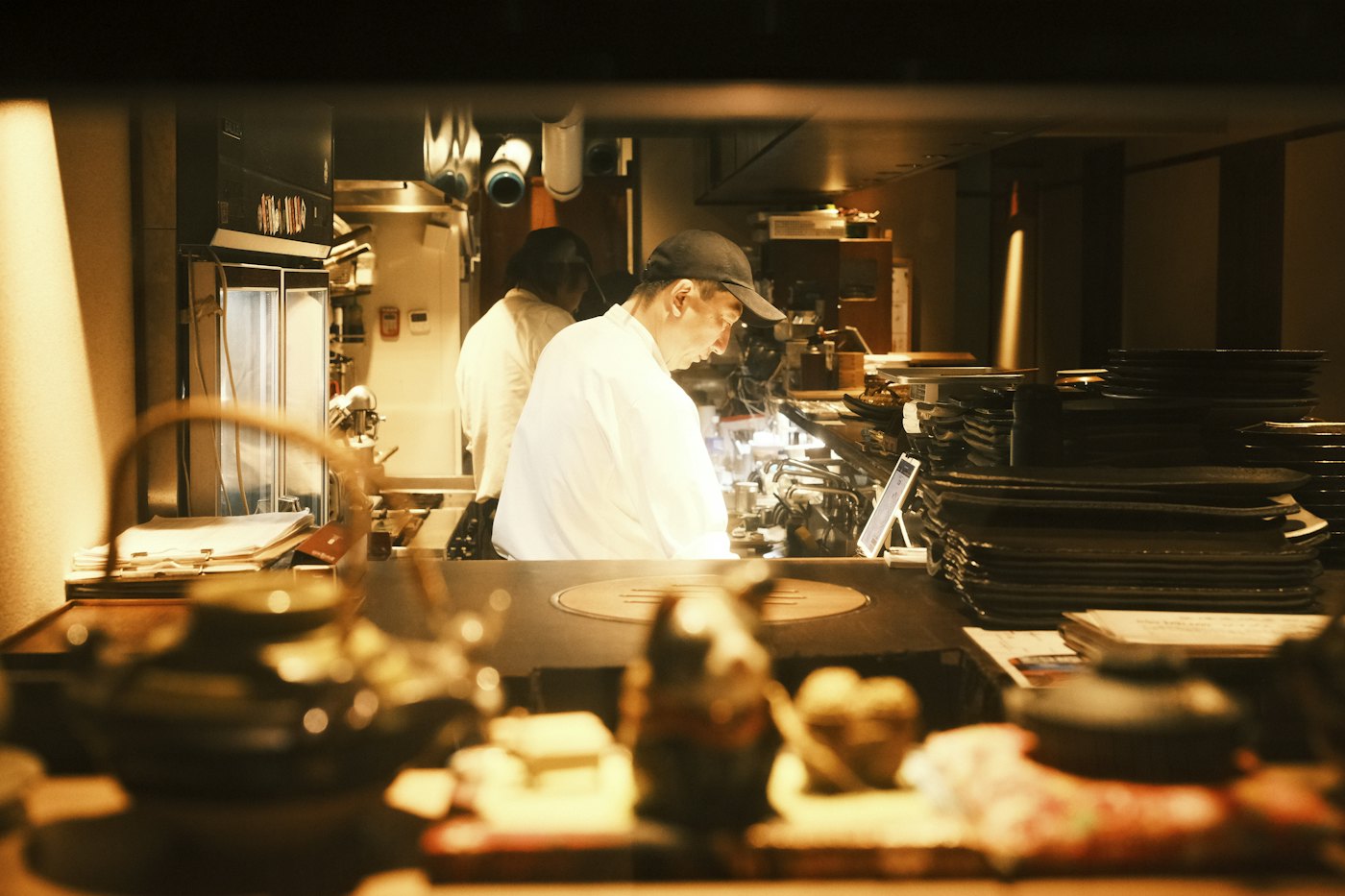 Cocinero trabajando en la cocina abierta