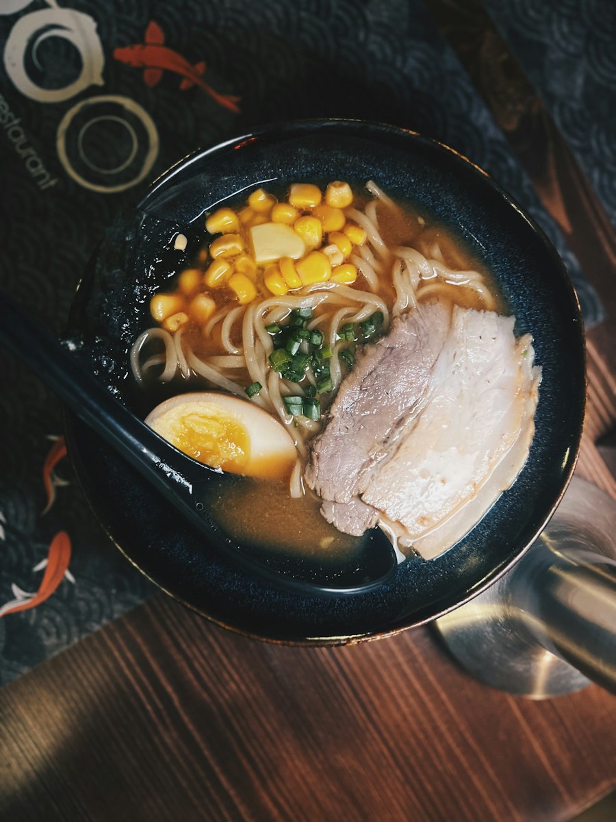 Miso ramen con maíz dulce, chashu y huevo
