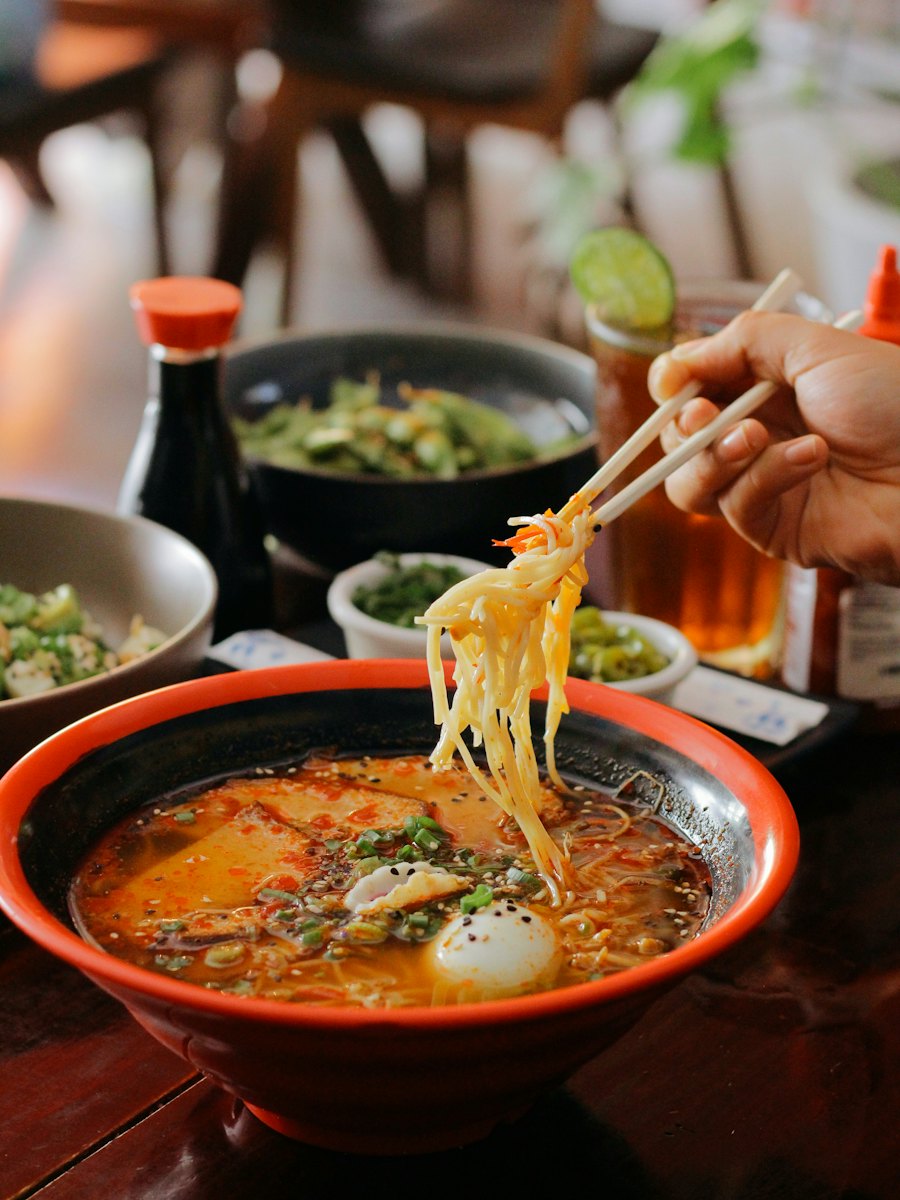 Tantan rojo con caldo de sésamo picante y fideos levantados con palillos